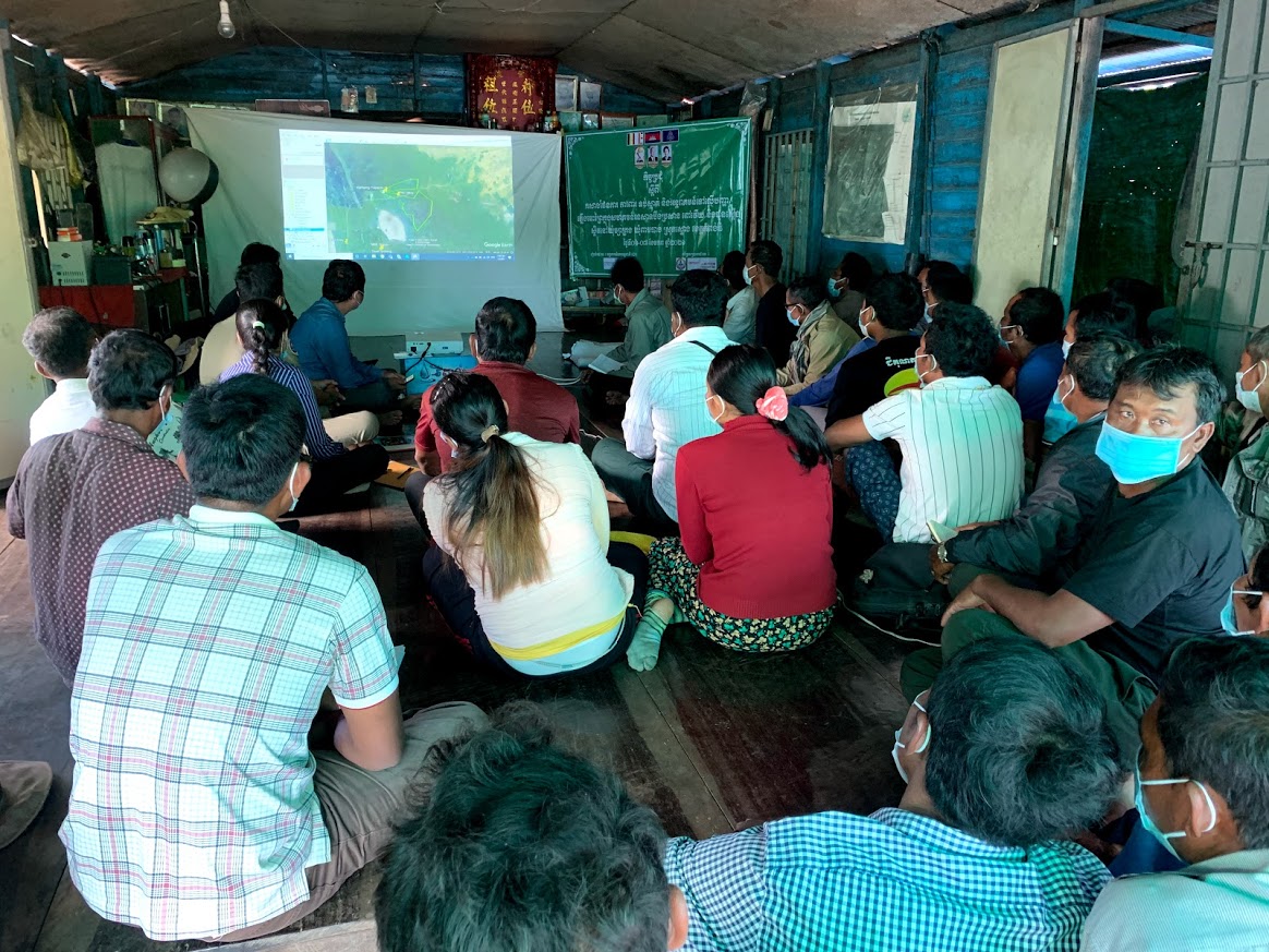 Fishing community members attending a fire mapping workshop