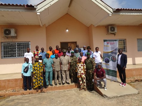 Photo de famille après l'atelier de concertation OIPR DZNE et les villages riverains pour élaborer un modèle de convention dans le cadre de l'adoration des sites sacrés du Parc national de la Comoé