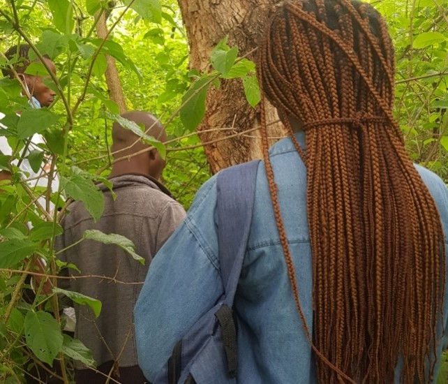 Collecte de données sur le site sacré de Dépingo, village riverain au PNC par une étudiante