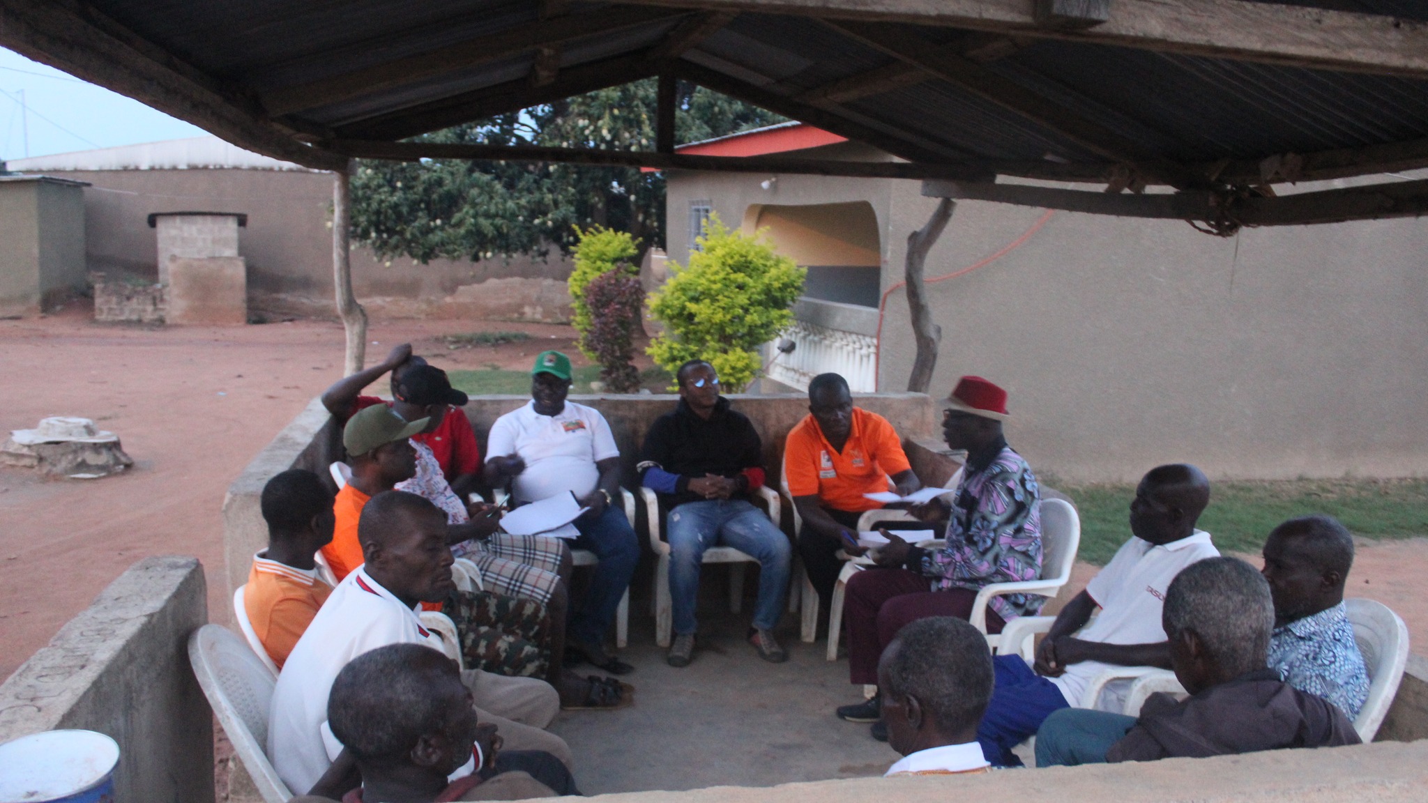 Echanges avec les communautés lors de la mission de suivi de la convention d'accès aux sites sacrés dans le village de Koutouba