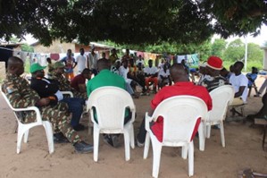 Echanges avec les communautés lors de la mission de suivi de la convention d'accès aux sites sacrés dans le village de Saboukpa