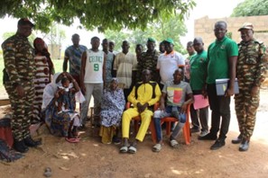 Echanges avec les communautés lors de la mission de suivi et négociation de nouvelle convention d'accès aux sites sacrés dans le village de Koumitan