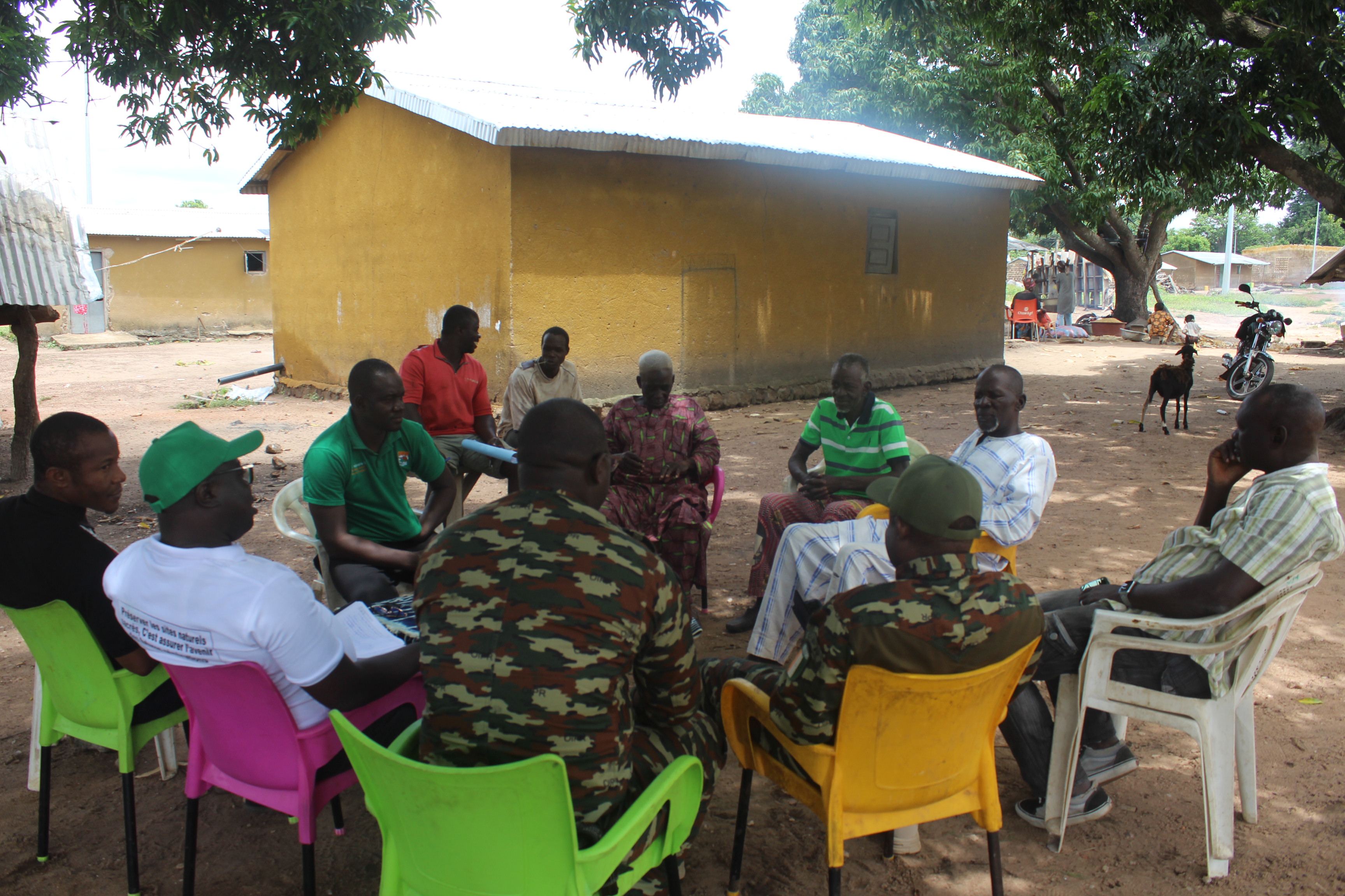 Echanges avec les communautés lors de la mission de suivi de la convention d'accès aux sites sacrés dans le village de Sanguinari