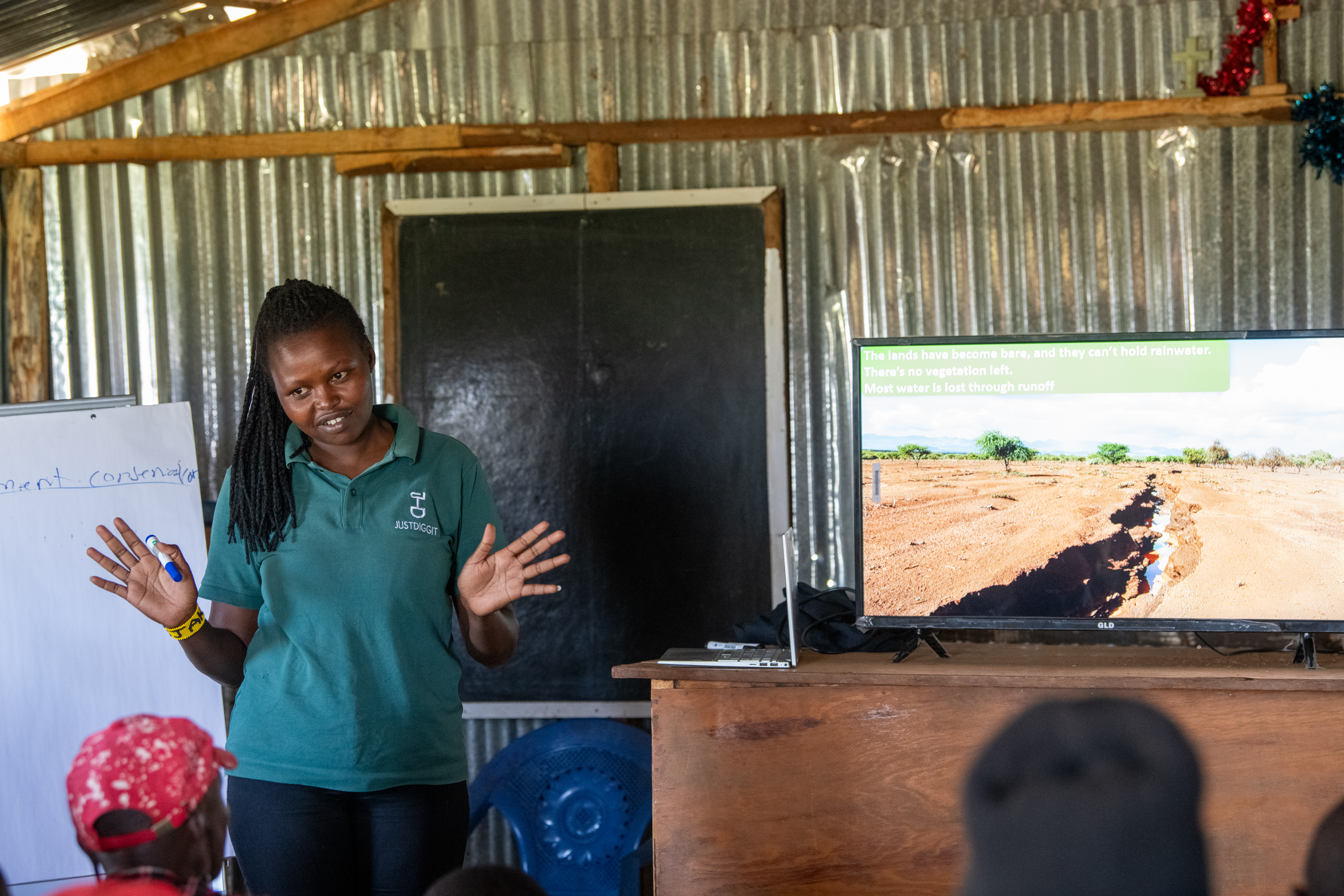 JustDiggit in a training session with the community before digging the earth smiles in November 2023 