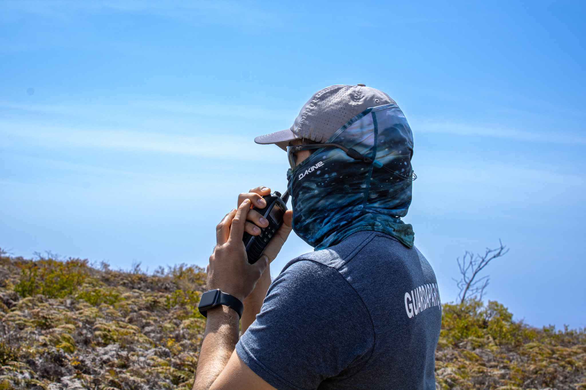 Guardaparque realizando supervisión vía radio remoto