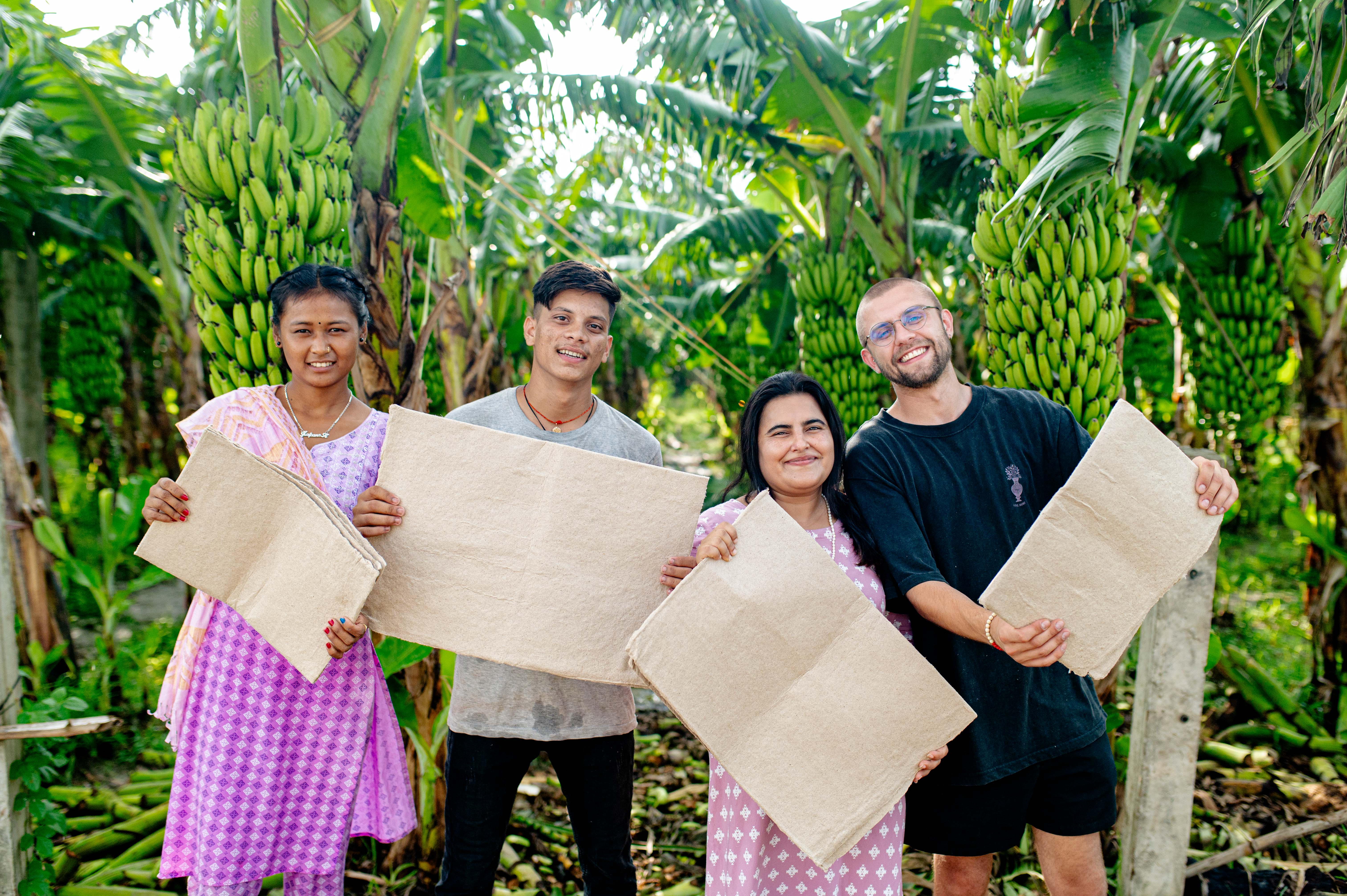 Équipe avec des feuilles de papier en fibres de banane séchées