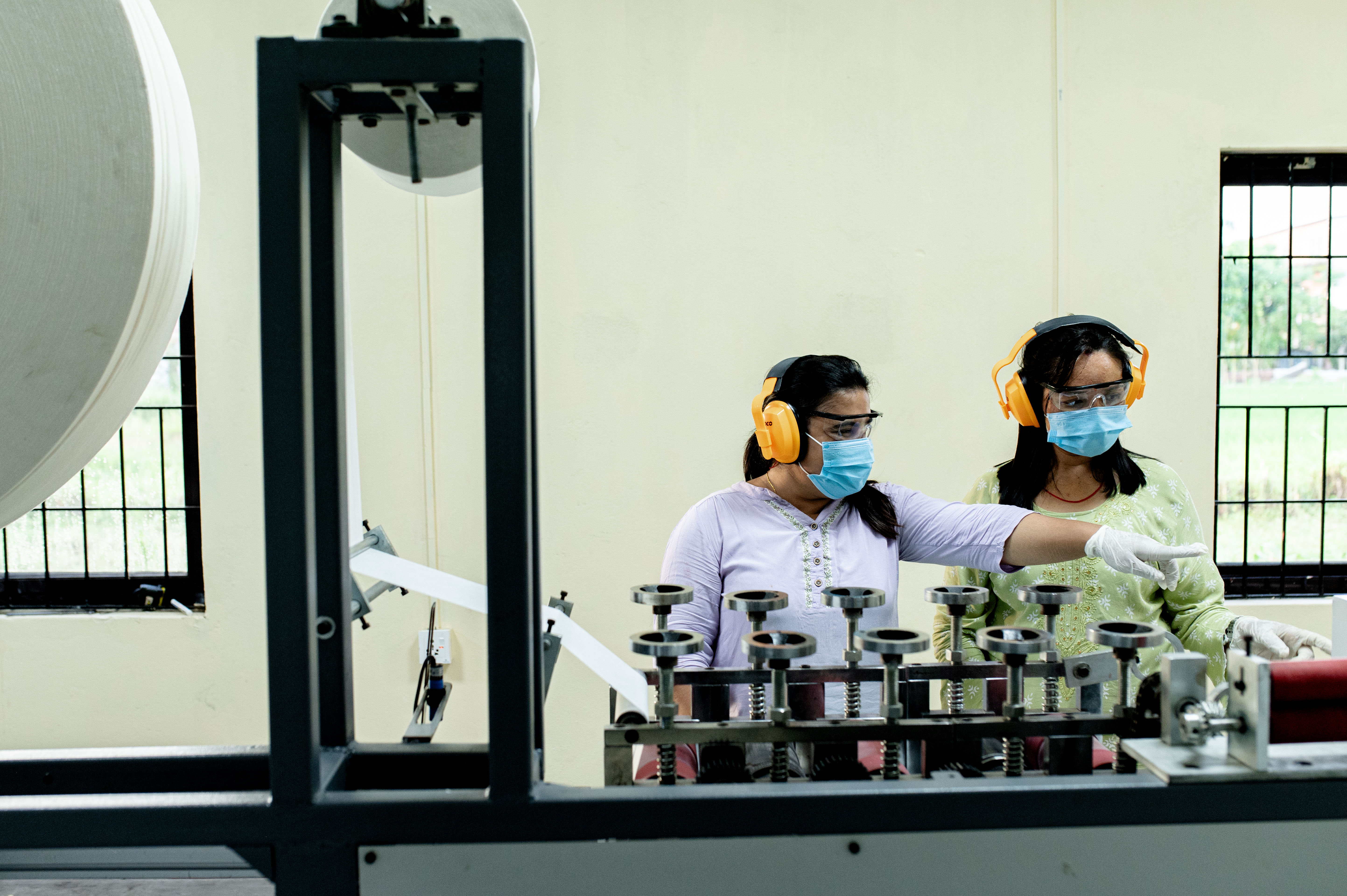 Travaux d'ajustement sur la machine d'assemblage de tampons