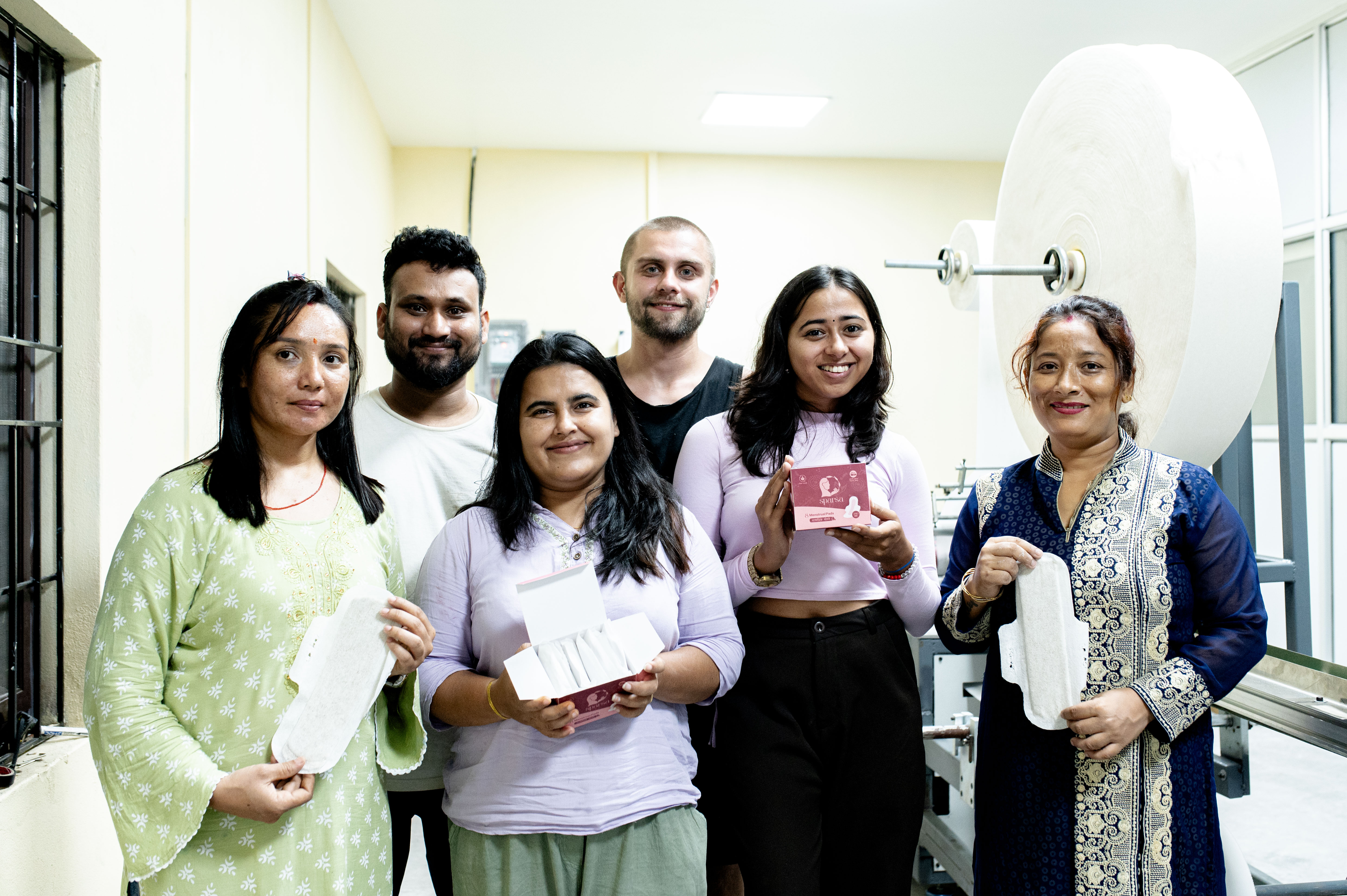 L'équipe avec les tampons Sparśa à l'usine de Bharatpur