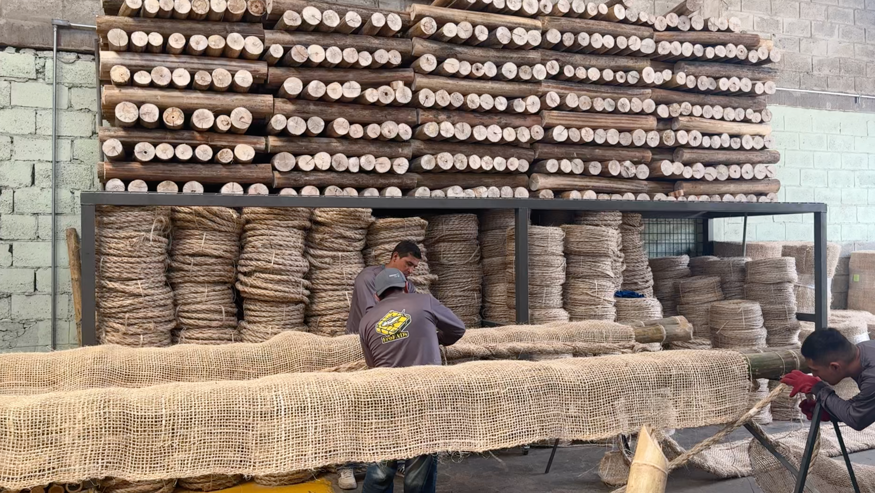 materiales con los que se elaboran los EcoFADs y artesanos