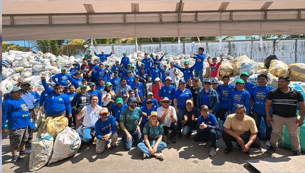 equipo pescando plásticos