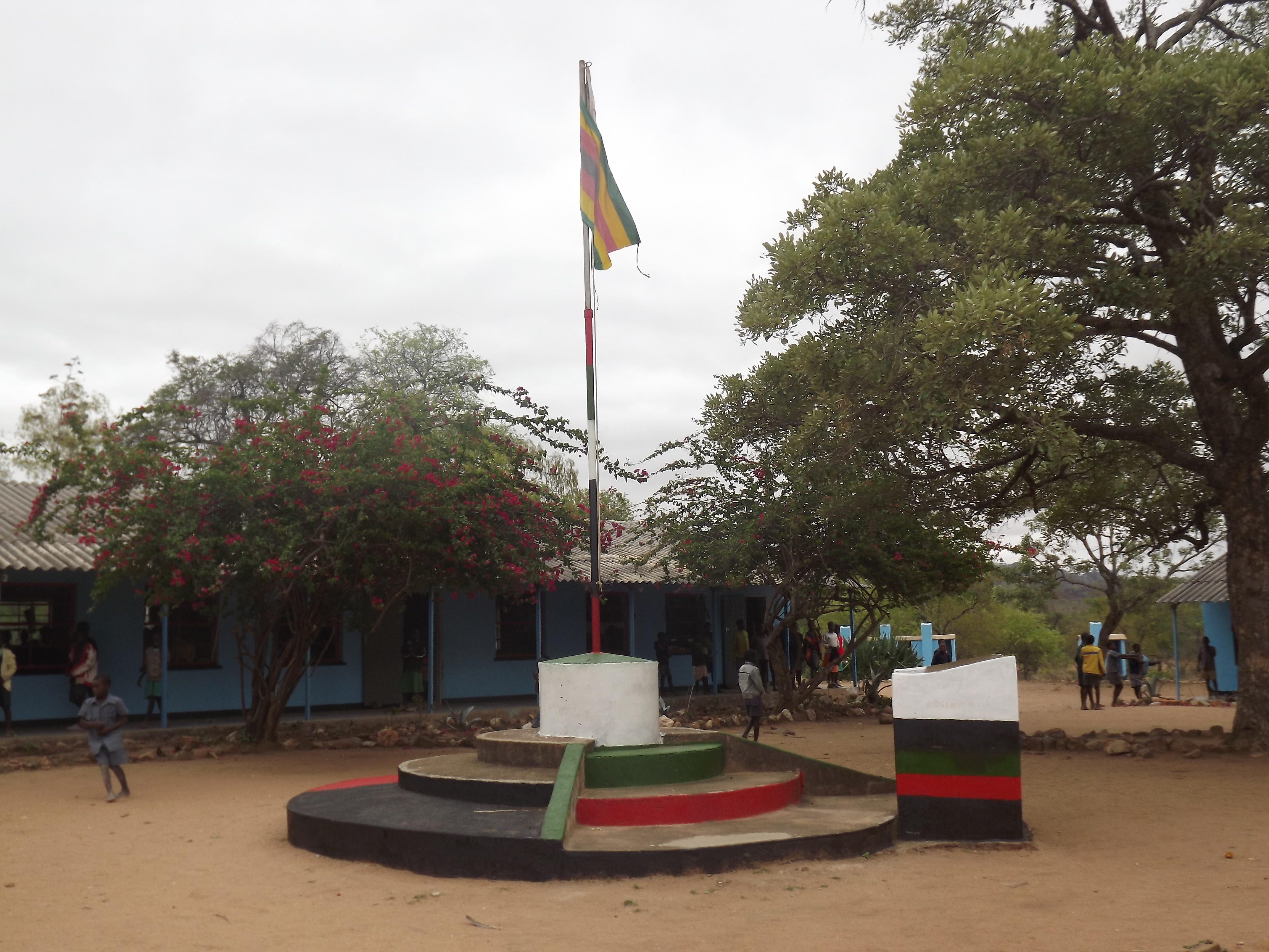 Réparation et peinture de l'école primaire d'Uteke
