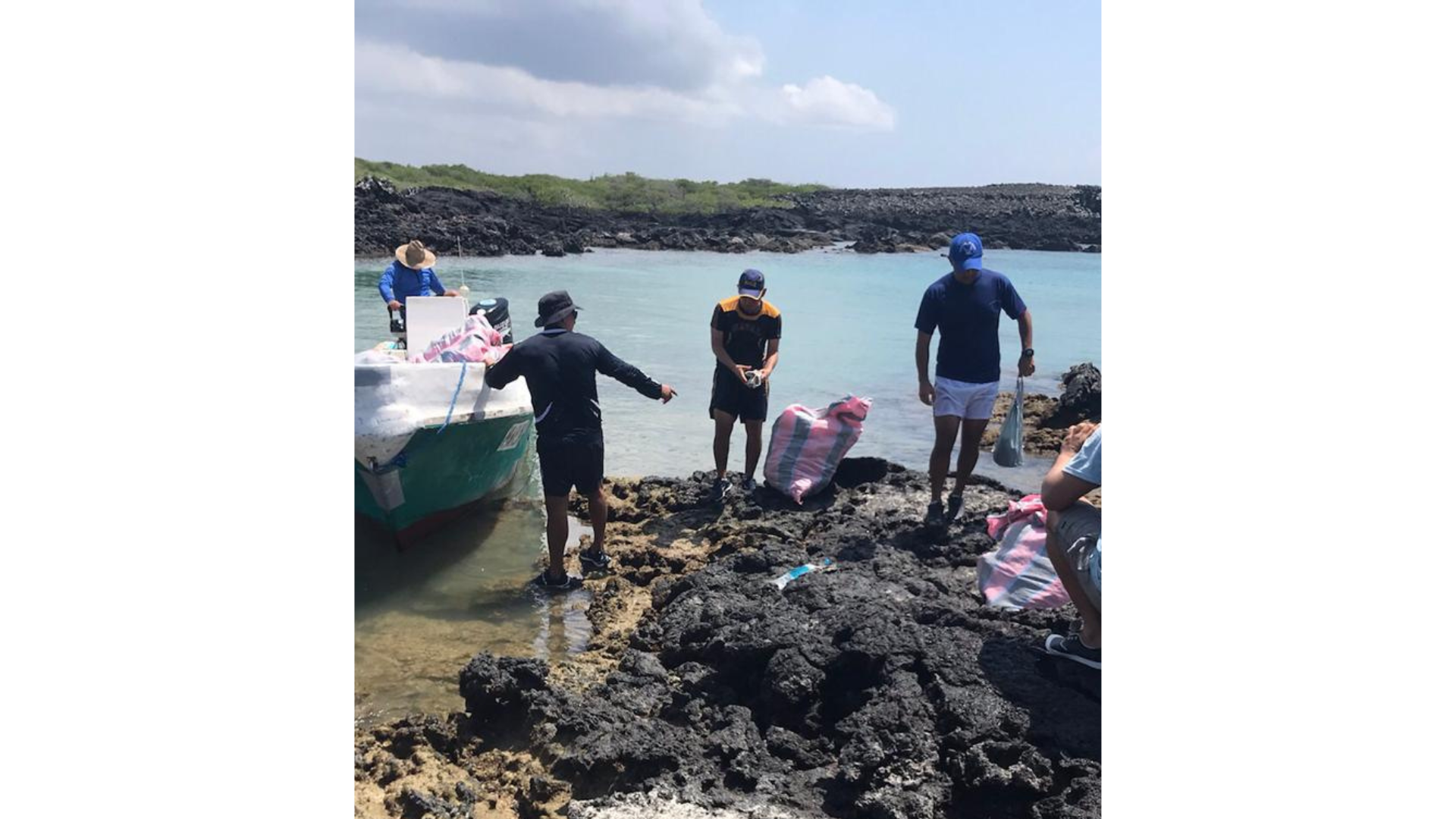 voluntarios en limpieza submarina Galápagos
