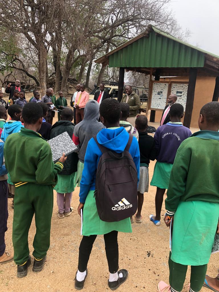Des panneaux d'éducation à la conservation à l'école d'Uteke