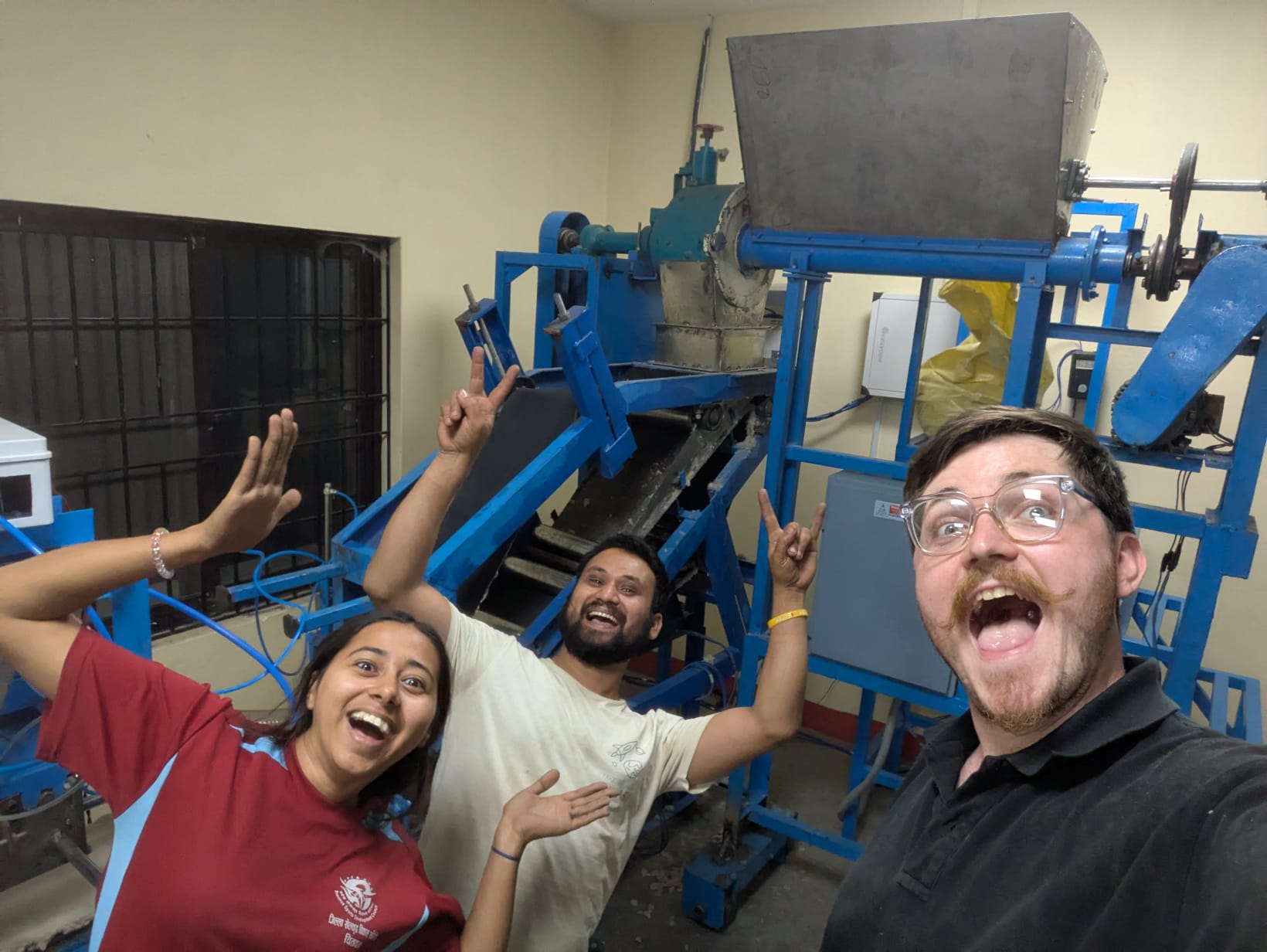 L'équipe d'ingénieurs installe une machine à noyaux absorbants