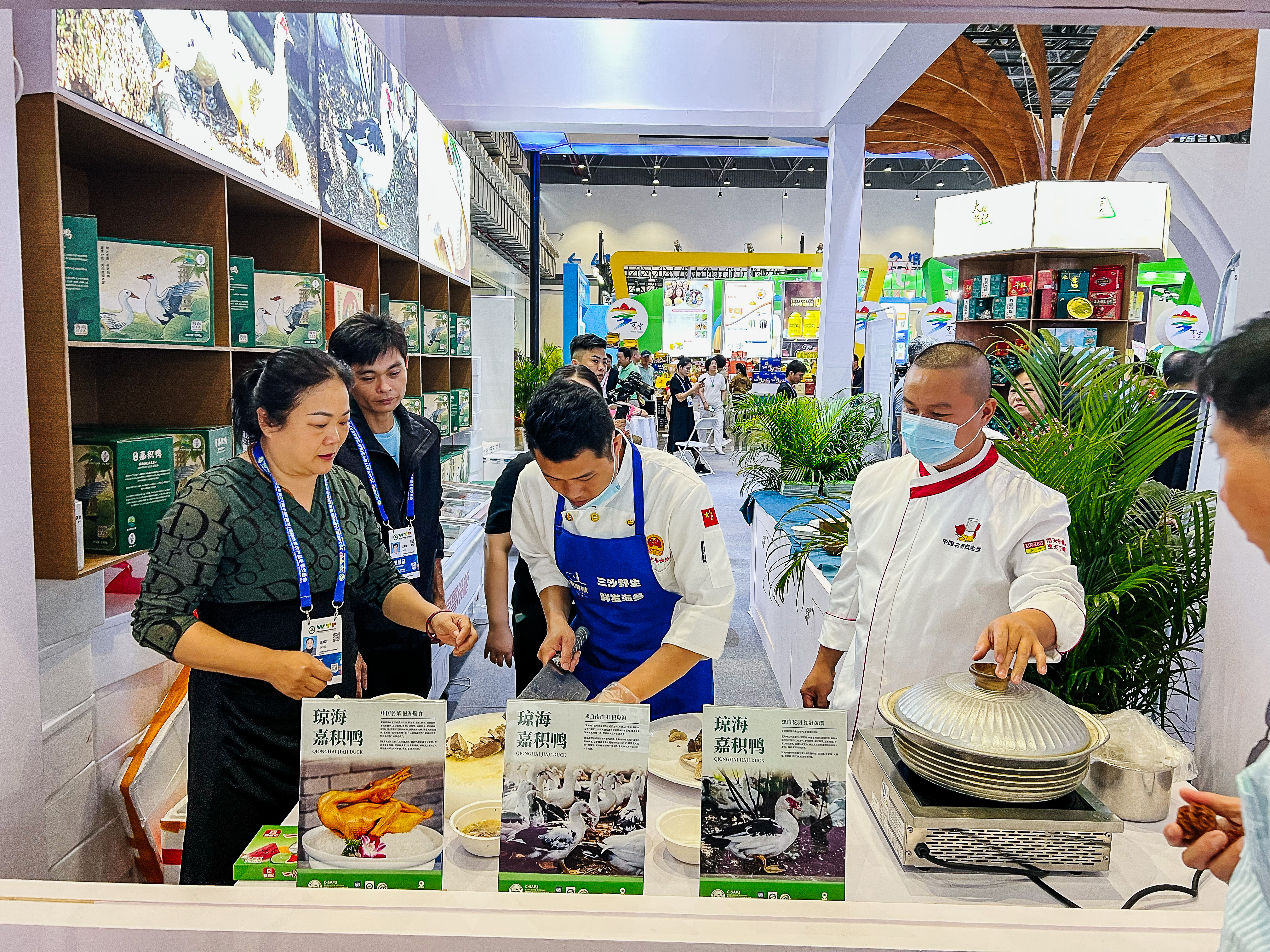 Farmers and cooperatives sold Jiaji duck at the 2024 Hainan Winter Produce Fair.