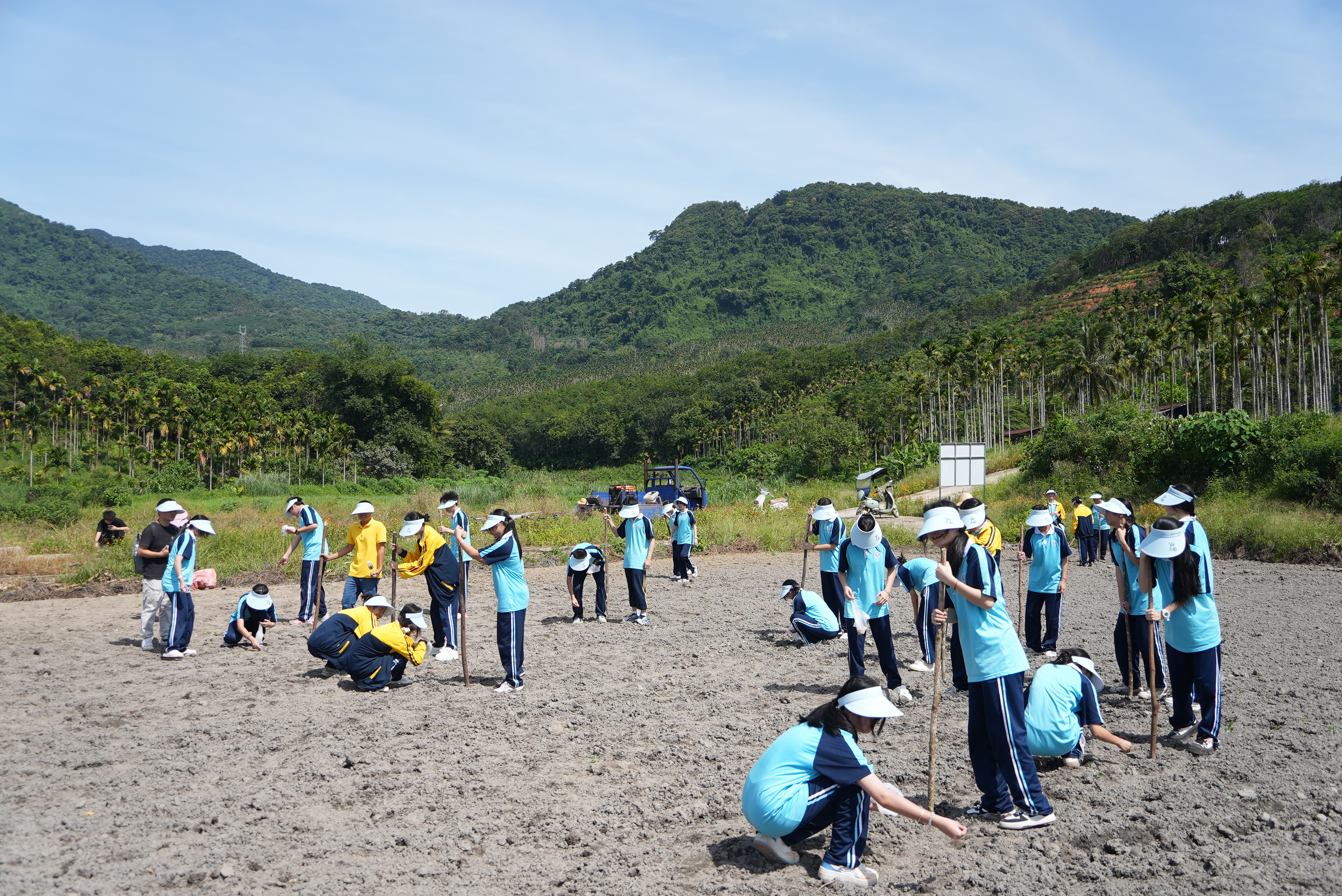 Students from a middle school in Qiongzhong experienced traditional, improved and modern techniques for  planting Shanlan rice