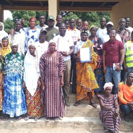 Photos de famille_Signature de la convention d'accès aux sites sacrés du PNC entre l'OIPR et les communautés du village de Gansé le 12 mars 2023