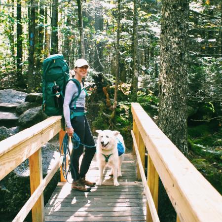 Monique saat mendaki di Franconia Notch bersama anjingnya, Jackson