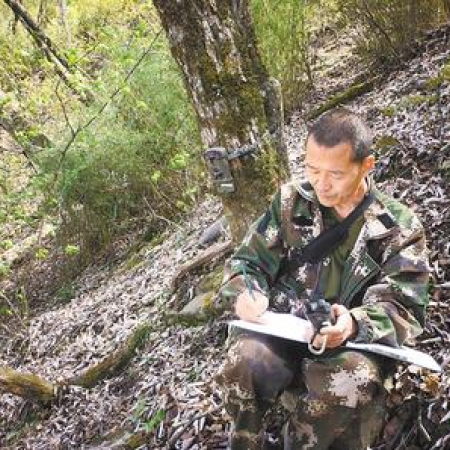 Jiao Hui is carefully recording the data on the monitoring instrument