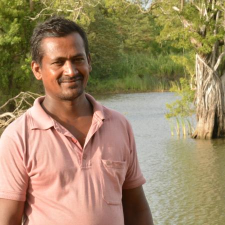 Neil Jayawardena köyün çiftçi derneğinin başkanı ve ESA Projesinin ateşli bir savunucusu. Habarawatte'nin kullanılmayan tankları yenilenmeden önce, iki bin yıldan daha uzun bir süre önce eski Sinhalese tarafından geliştirilen karmaşık bir sulama sisteminin parçasıydı. Basamaklı tank-köy sistemi ya da ellangawa, kurak bölge arazisinin mikro bir kesimi içinde organize edilmiş bir dizi tank ya da küçük rezervuardır.