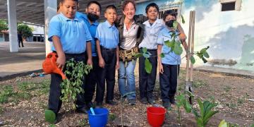 La reforestación escolar es una estrategia de adaptación al cambio climático que busca la sensibilización ambiental así como formación de espacios seguros y saludables para la población infantil