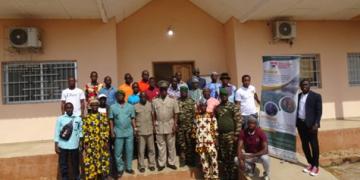 Photo de famille après l'atelier de concertation OIPR DZNE et les villages riverains pour élaborer un modèle de convention dans le cadre de l'adoration des sites sacrés du Parc national de la Comoé