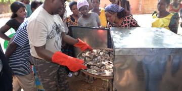 A women-led fish farmer group in Malawi receives training on the climate-friendly Chitofu 3-in-1 stove