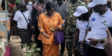 Autoridades da região centro-leste de Burkina Faso, lideradas pelo governador, visitam exposições na feira de produtos de terras secas LOGMe, em Tiébélé.