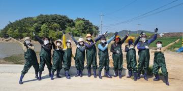 salt marsh restoration with volunteers