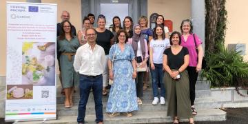 Réseau de collaboration du projet CARUSO dans les Pyrénées. Le projet rassemble des chercheurs de France et d'Espagne avec des SPA et des entreprises cosmétiques locales. Les partenaires scientifiques apportent leur expertise en matière de caractérisation du microbiome, de métabolomique et de chimie environnementale, tandis que les acteurs locaux fournissent des connaissances pratiques et des pistes d'application.