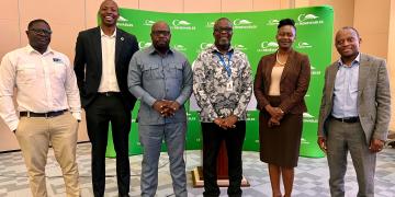 En la foto, seis miembros de BIOFIN Zambia y de la Comisión de Bolsa y Valores en la presentación del bono verde de CEC Renewables.