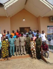 Photo de famille après l'atelier de concertation OIPR DZNE et les villages riverains pour élaborer un modèle de convention dans le cadre de l'adoration des sites sacrés du Parc national de la Comoé