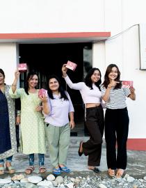 Equipo frente a la fábrica de pastillas Sparśa