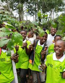 Des enfants et des jeunes participent à des actions de reboisement dans les hautes terres de Bamenda au Cameroun