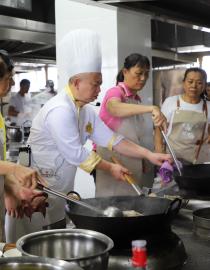 Совместно с Федерацией женщин Хайнаня были проведены три учебных курса по приготовлению пищи на месте для женщин-фермеров, чтобы улучшить их устойчивое жизнеобеспечение.