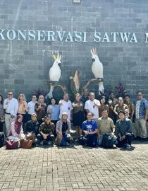 이미지에는 보존 센터의 이름이 적힌 벽 앞에 여러 기관의 대표자들이 모여 있는 모습이 담겨 있습니다.