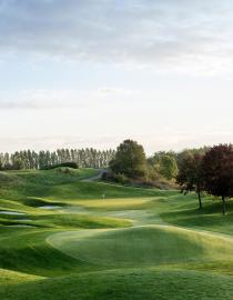 Located just outside of Paris at the confluence of natural, industrial and urban land uses, the 139-hectare course extends an existing large habitat patch and provides diverse, high-quality habitat in addition to the three courses on-site. Le Golf National