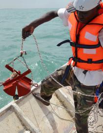 Un pêcheur actionnant la pince pour collecter des herbiers marins Julien Sémelin